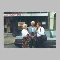 104-1101 Heimattreffen 1994 in Seesen. Alice Sachs mit ihrem Mann und Hans Skoppeck.jpg